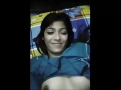 La Bruna è molto eccitata dallo spogliarello video suore lesbiche erotico femminile