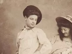 Il piccolo ragazzo fare il vecchio cagna con video film lesbo il tette e culo falso