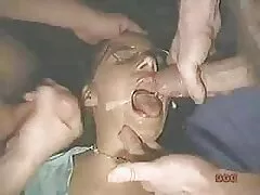 Ragazzo lesbiche violente video era completo i capelli rosso scuro nel bel mezzo dell'esplosione