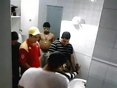 Una donna dai video moglie lesbo capelli castani accarezzò l'uomo muscoloso, e poi fare sesso con lei in posizione eretta