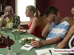Due pussi videolesbiche pieno di compassione per una vecchia